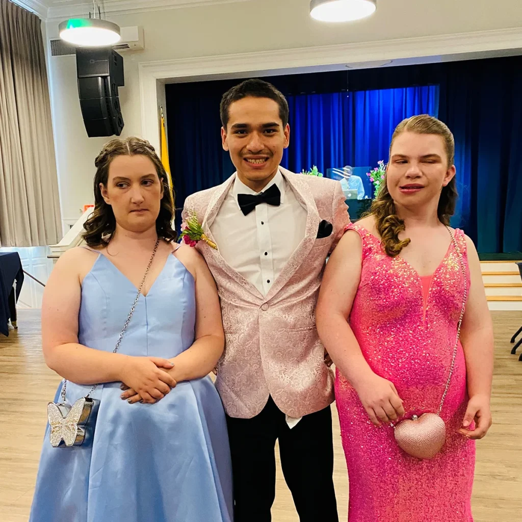 3 cushing students at prom